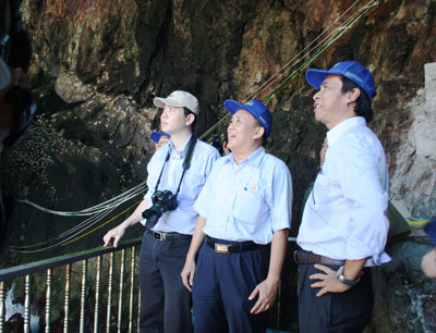 Khảo sát các công trình áp dụng tại các hang yến của Công ty Yến sào Khánh Hòa. Ảnh: BÍCH LA